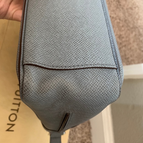 Louis Vuitton Taiga Leather Roman Messenger Bag MM - Picture 8 of 8